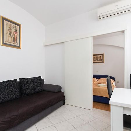 Apartment Pauk Split Bilik gambar